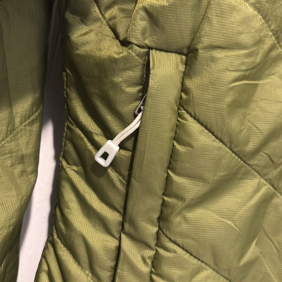 Patagonia Women's Green Puffer Jacket - Picture 5 of 7